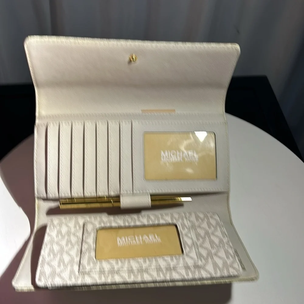 Michael Kors Jet Set Large Logo Trifold Wallet! NWT - Picture 2 of 3